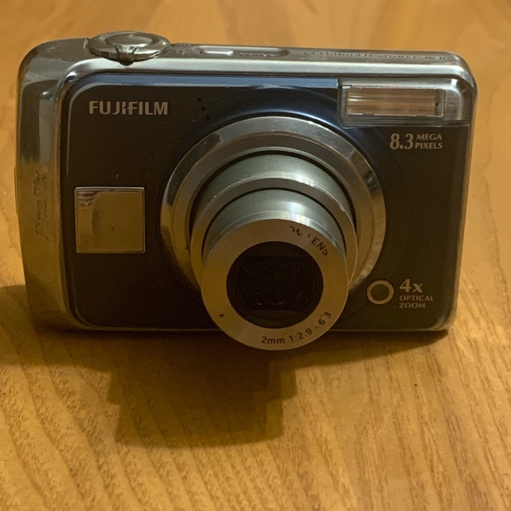 Fujifilm Digital Camera 8.3MP - Silver and Black
Card sd not included